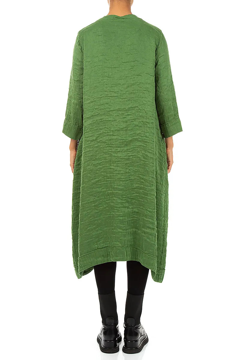 Robe en soie vert trèfle texturée à encolure carrée