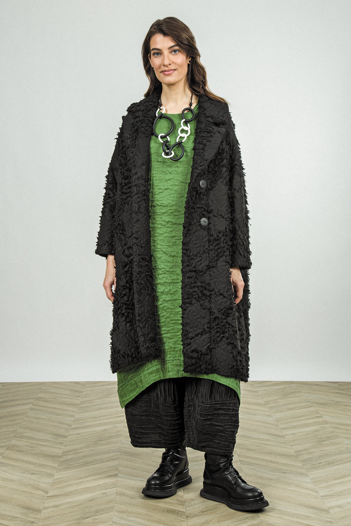 Robe en soie vert trèfle texturée à encolure carrée