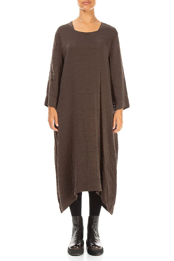 Robe marron truffe en Soie texturée à encolure carrée