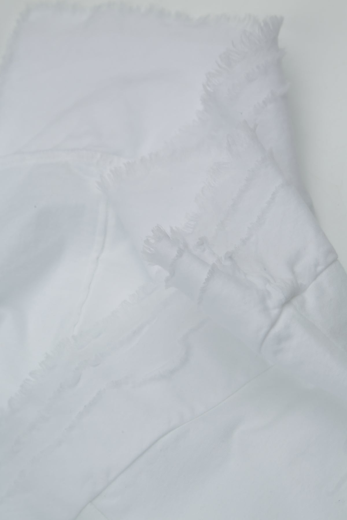 Haut blanc en coton à ourlet effiloché