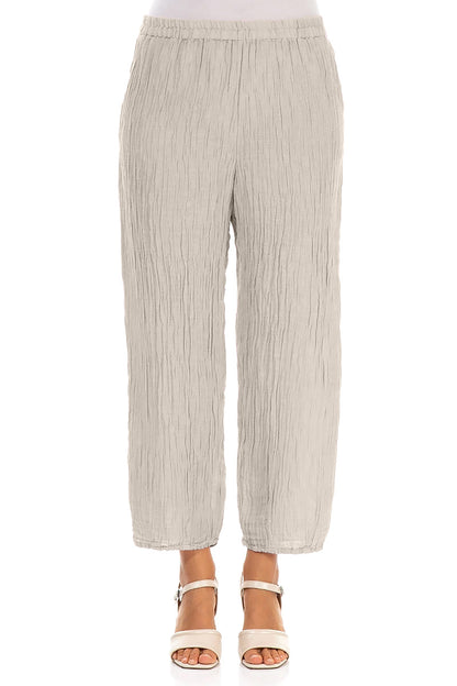 Pantalon fuselé en soie beige froissée