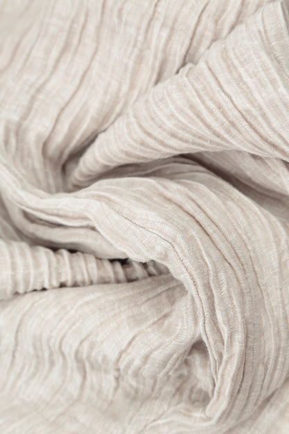 Pantalon fuselé en soie beige froissée