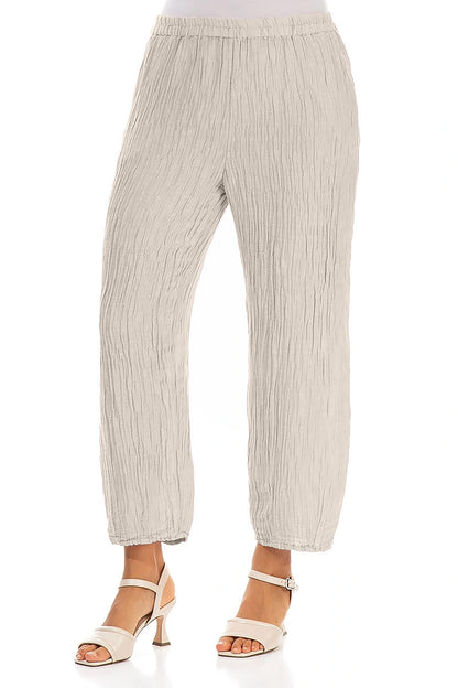Pantalon fuselé en soie beige froissée