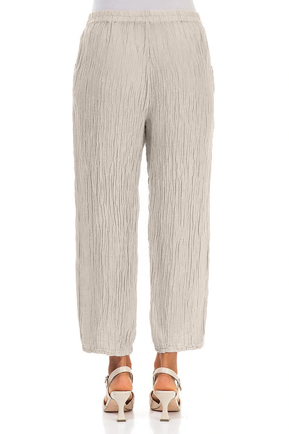 Pantalon fuselé en soie beige froissée