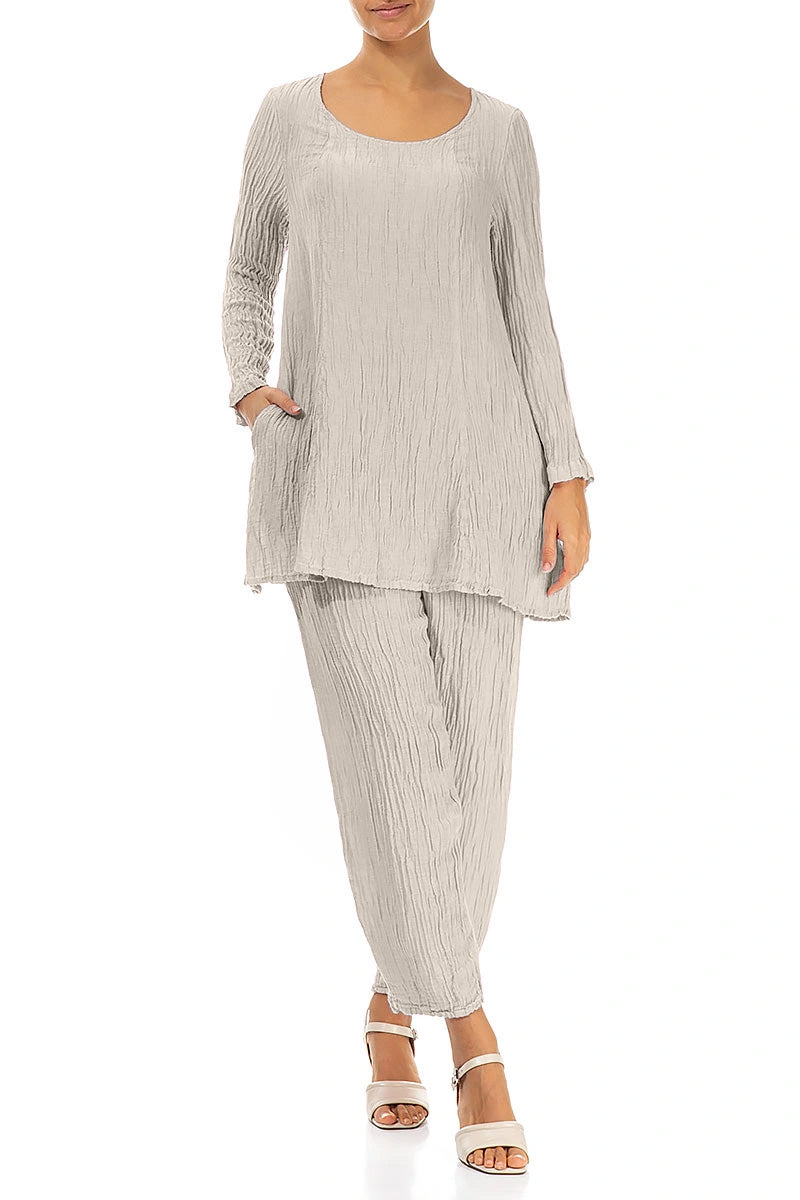 Pantalon fuselé en soie beige froissée