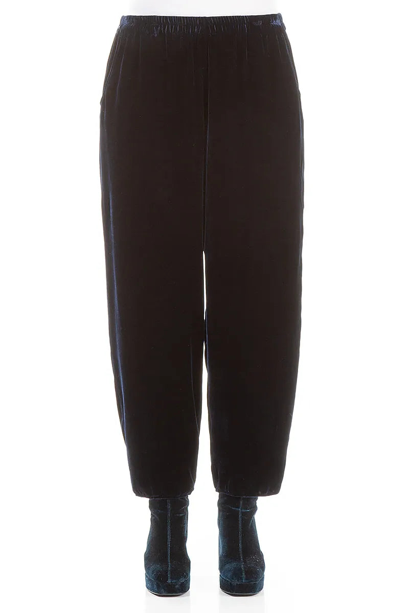 Schmal zulaufende Hose aus königsblauem Seidensamt