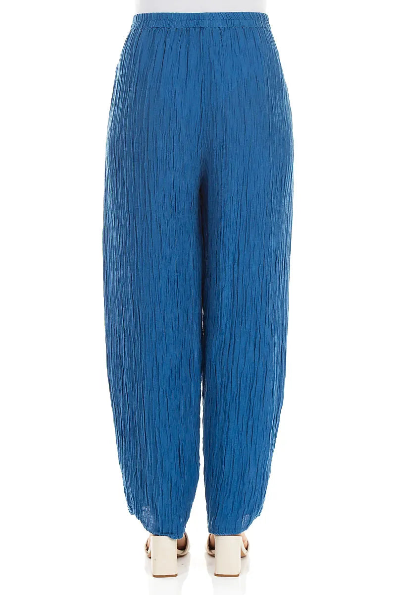 Pantalon fuselé en soie froissée bleu cobalt