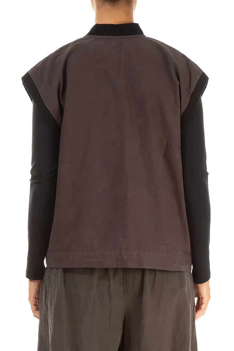 Drei-Taschen-Weste aus waldbraunem Baumwollstoff