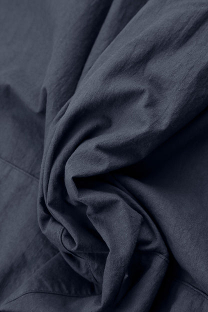 Drei-Taschen-Weste aus schieferblauem Baumwollgewebe