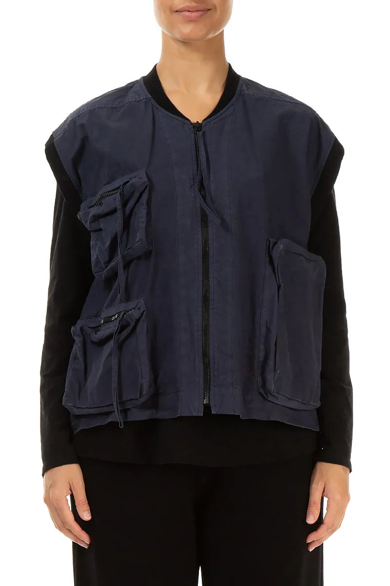 Drei-Taschen-Weste aus schieferblauem Baumwollgewebe