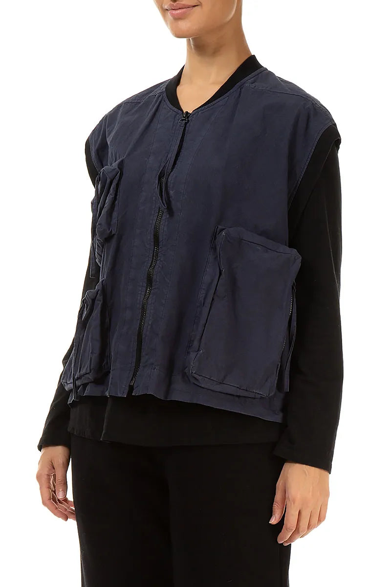 Drei-Taschen-Weste aus schieferblauem Baumwollgewebe