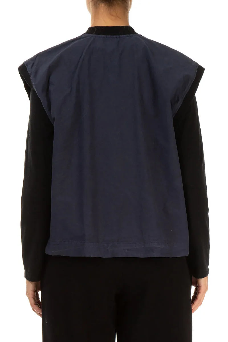 Drei-Taschen-Weste aus schieferblauem Baumwollgewebe