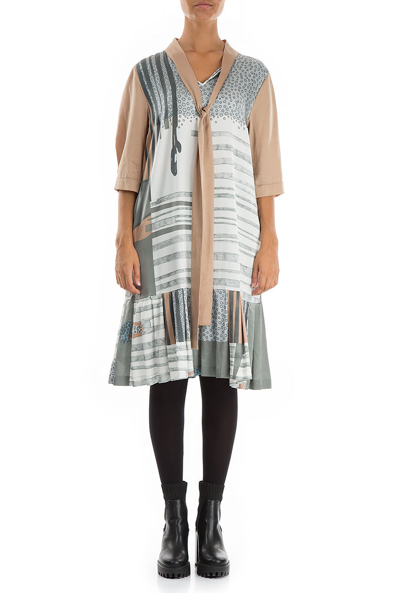 Robe en soie à imprimé moderne et col à nouer