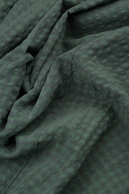 Gestuftes, salbeigrünes Seidenkleid mit Textur
