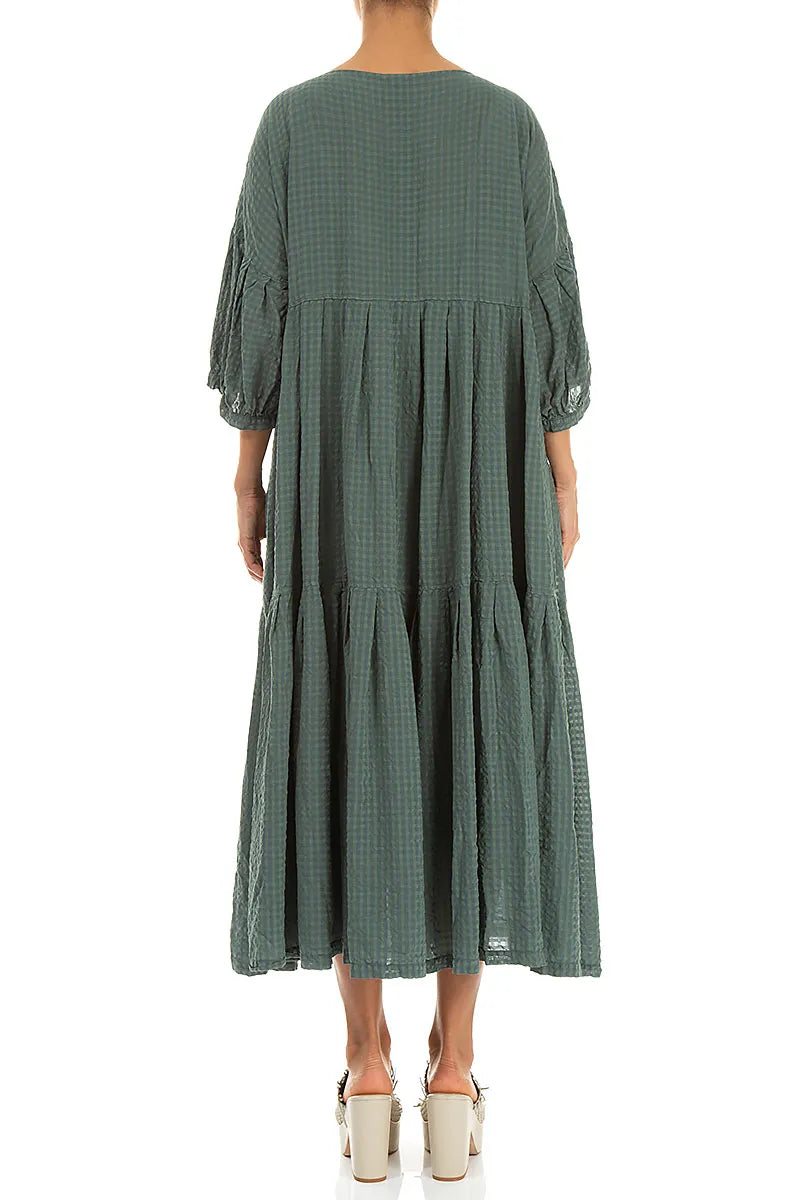 Gestuftes, salbeigrünes Seidenkleid mit Textur