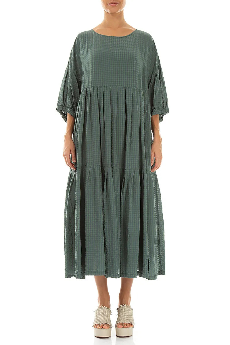 Gestuftes, salbeigrünes Seidenkleid mit Textur