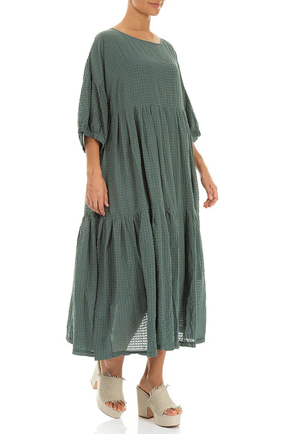 Gestuftes, salbeigrünes Seidenkleid mit Textur