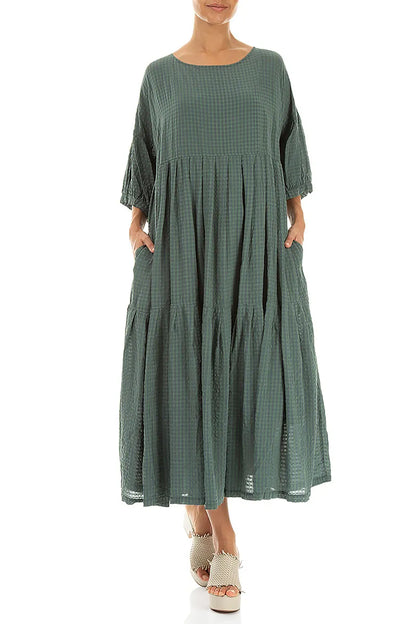 Gestuftes, salbeigrünes Seidenkleid mit Textur