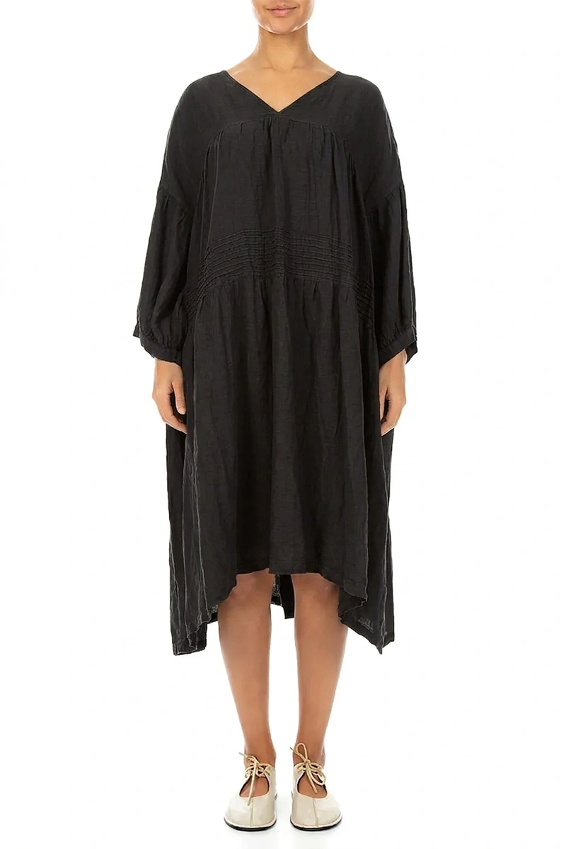 Robe en lin noir à plis nervurés et col en V