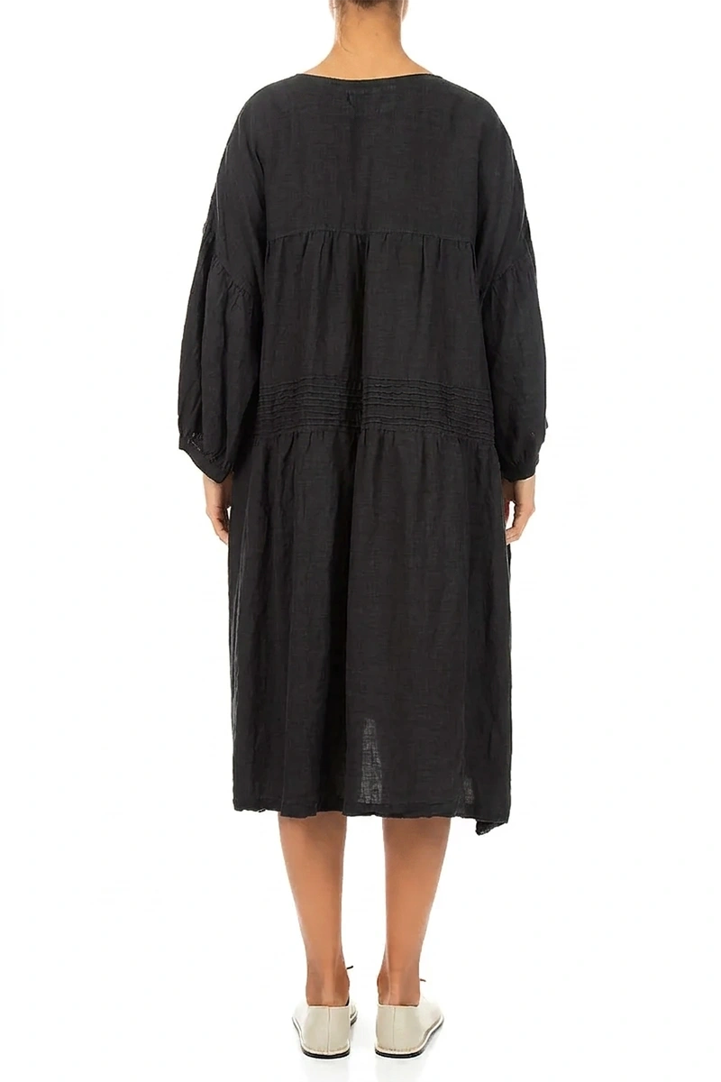 Robe en lin noir à plis nervurés et col en V