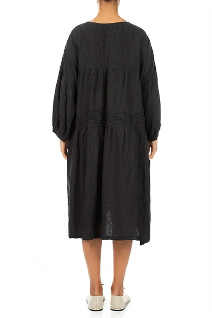 Robe en lin noir à plis nervurés et col en V