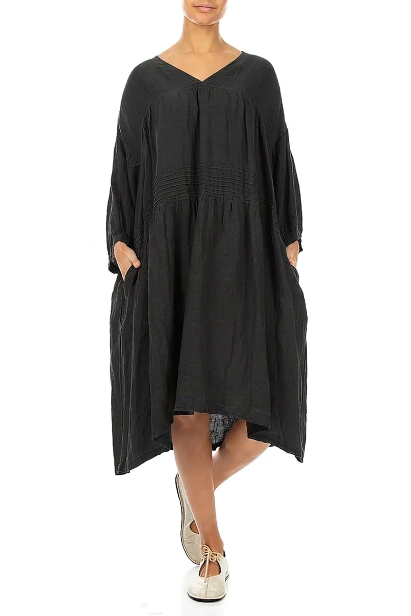 Robe en lin noir à plis nervurés et col en V