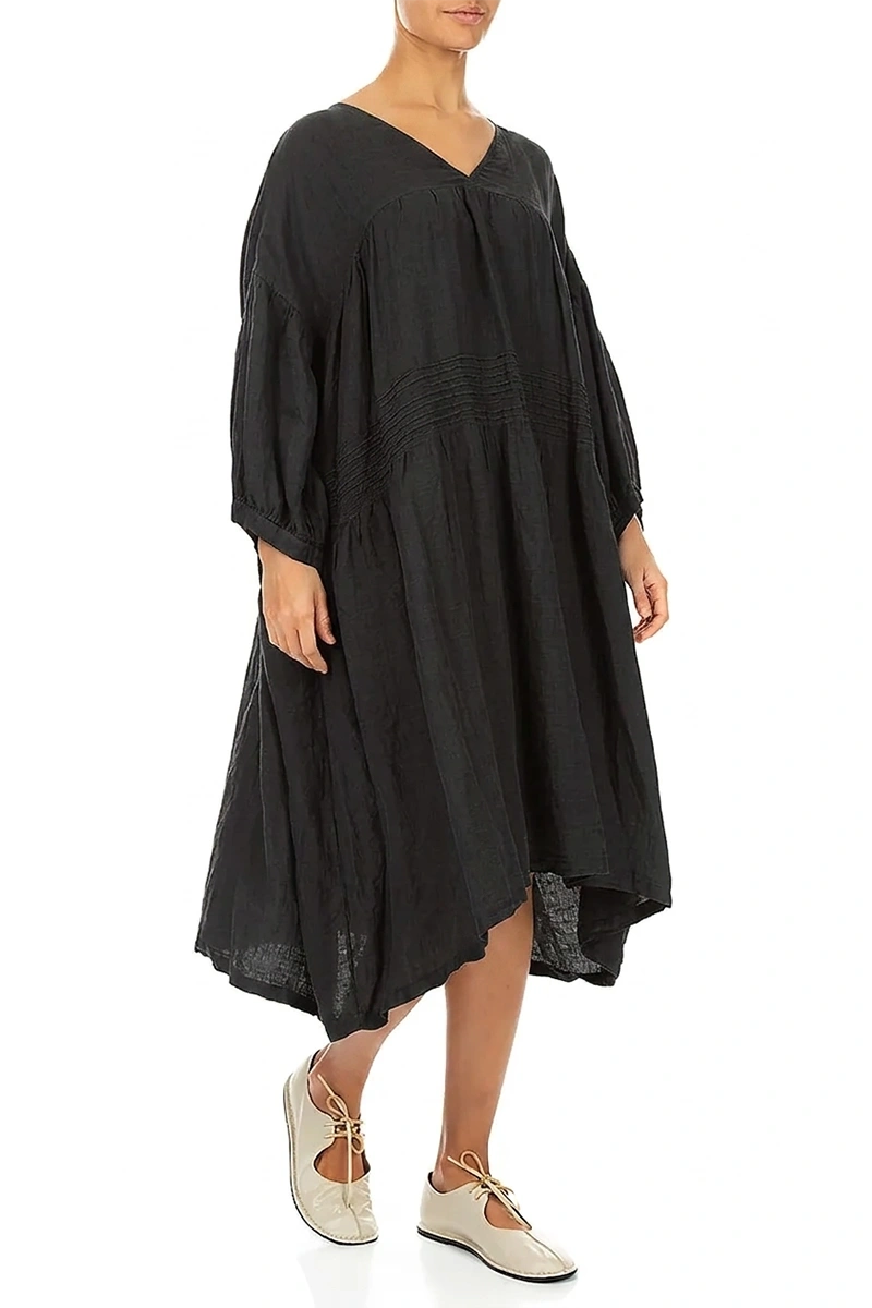 Robe en lin noir à plis nervurés et col en V