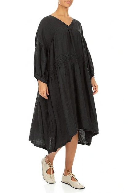 Robe en lin noir à plis nervurés et col en V