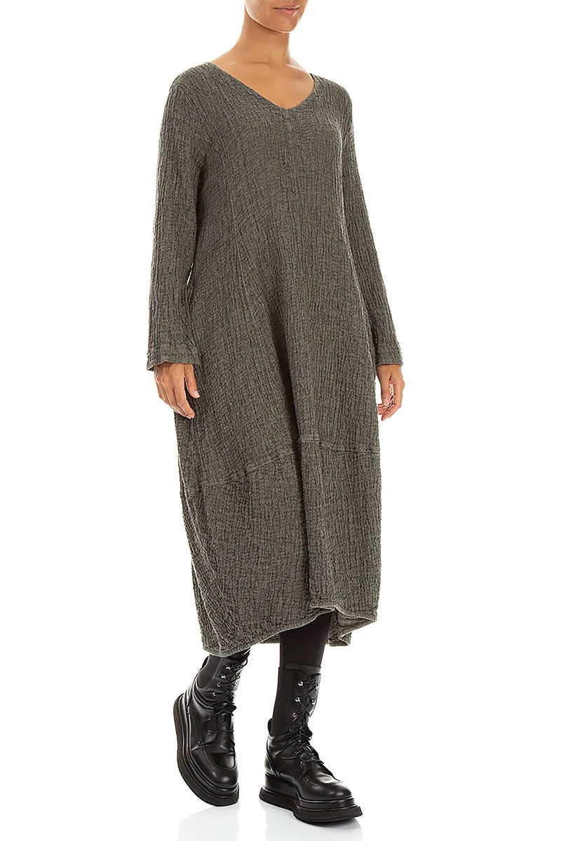 Kleid aus olivgrauem, strukturiertem Leinen mit V-Ausschnitt