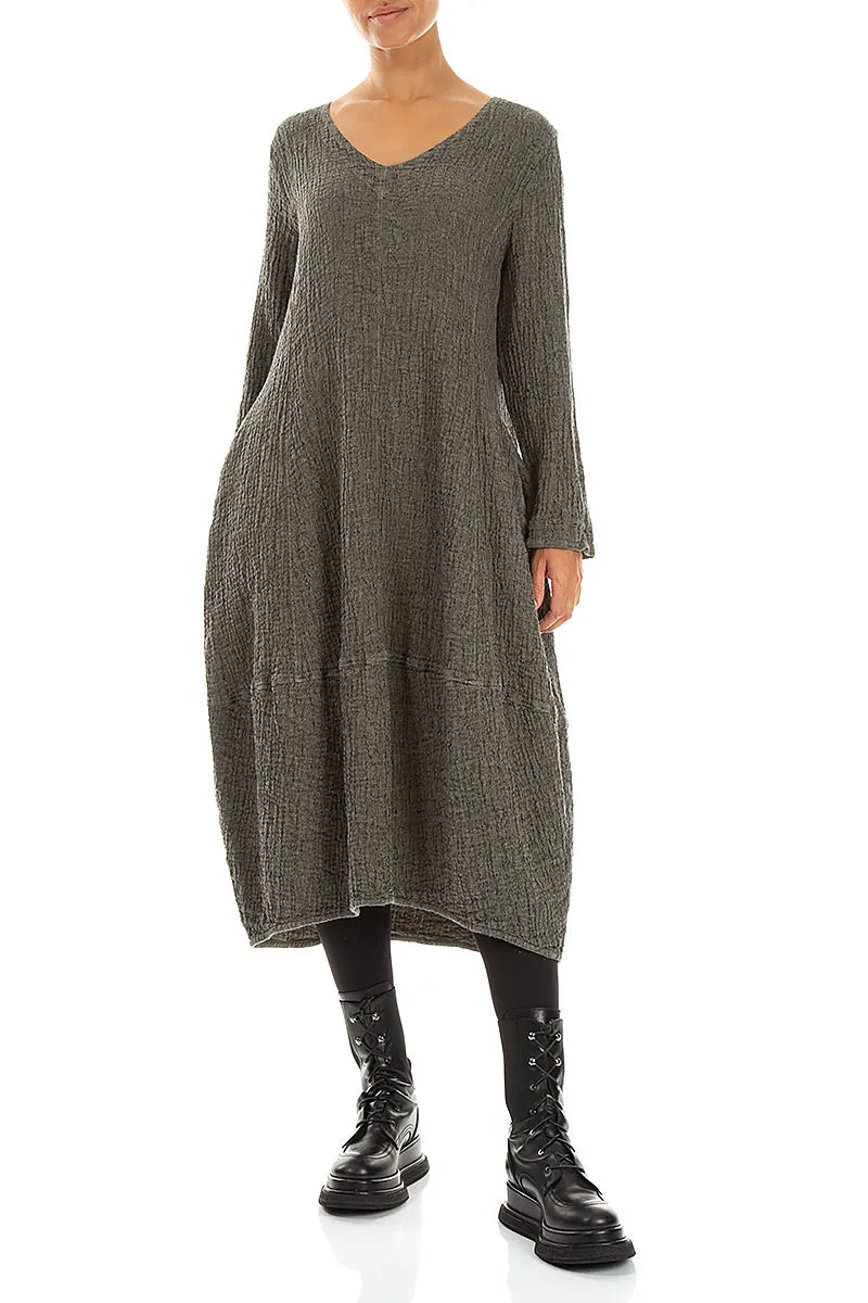 Kleid aus olivgrauem, strukturiertem Leinen mit V-Ausschnitt