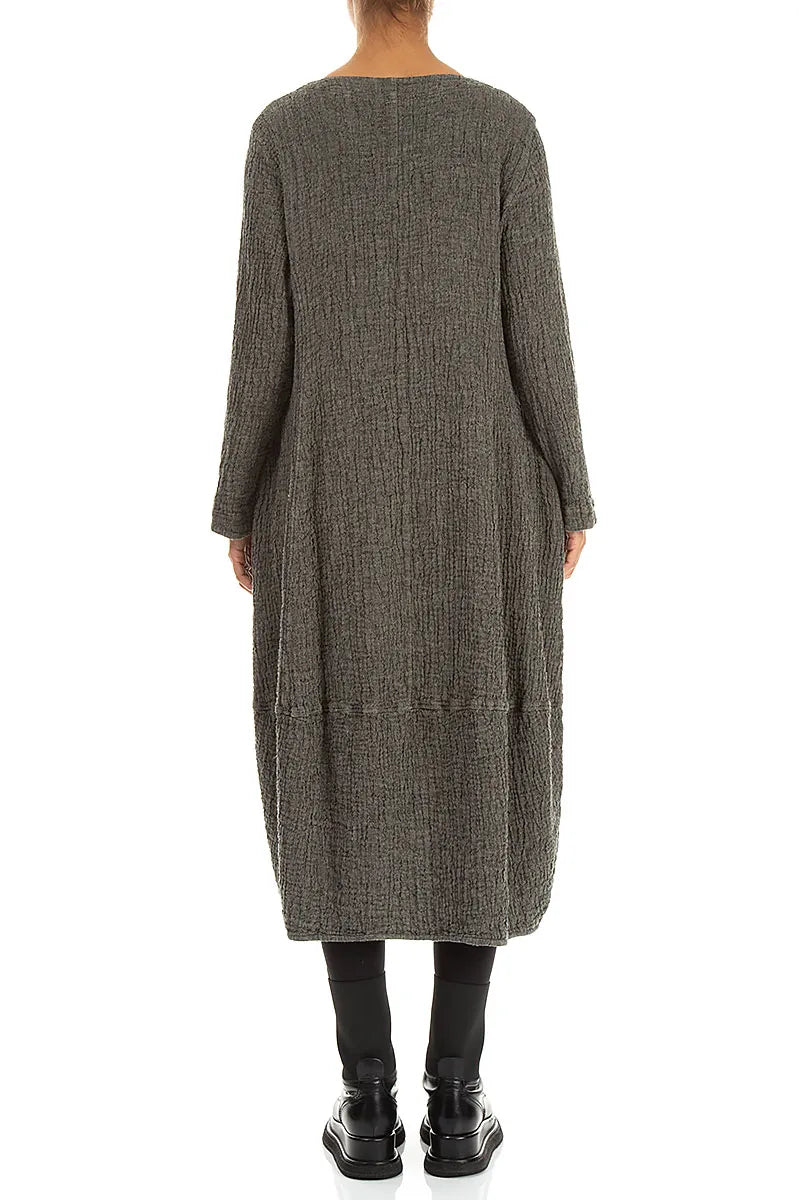 Kleid aus olivgrauem, strukturiertem Leinen mit V-Ausschnitt
