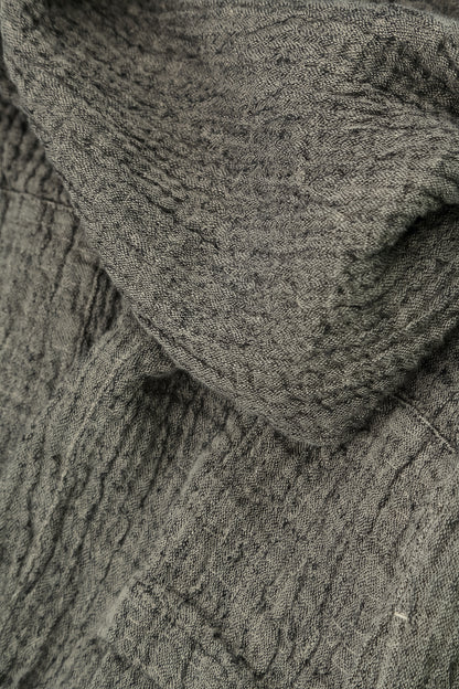 Kleid aus olivgrauem, strukturiertem Leinen mit V-Ausschnitt