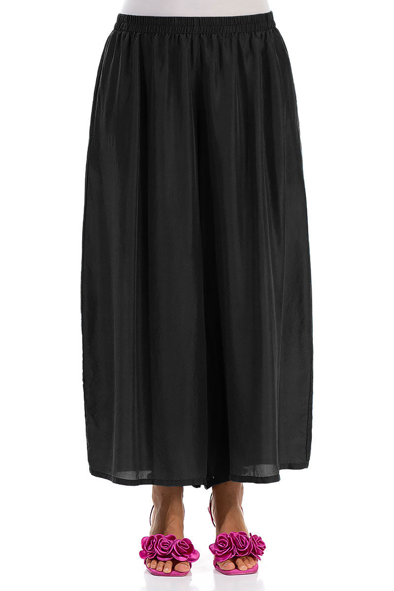 Weite schwarze Seidenhose