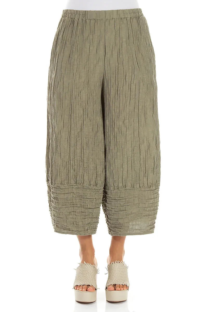 Pantalon ample, court, froissé, en lin et soie de couleur kaki clair