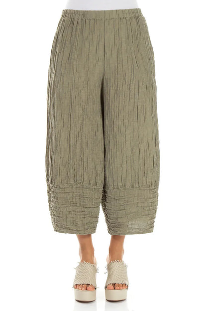 Pantalon ample, court, froissé, en lin et soie de couleur kaki clair
