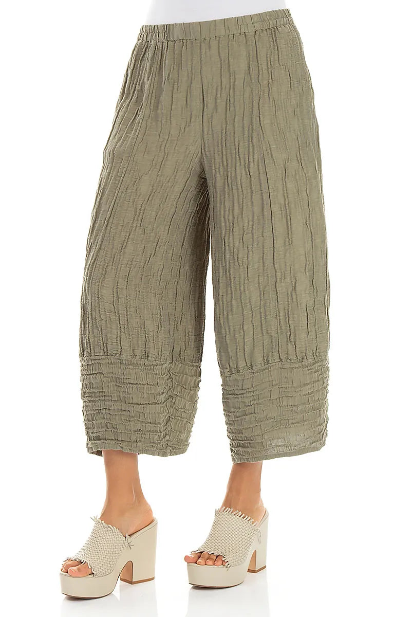 Pantalon ample, court, froissé, en lin et soie de couleur kaki clair