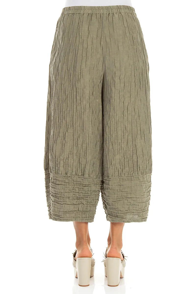 Pantalon ample, court, froissé, en lin et soie de couleur kaki clair