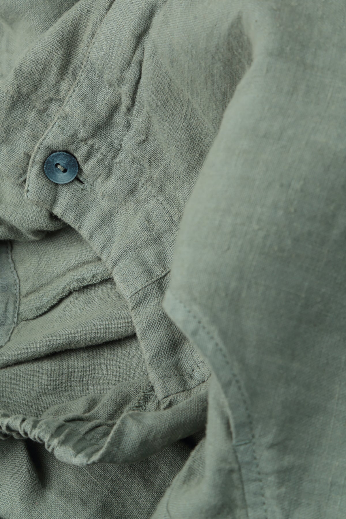 Pantalon court et large en lin sauge