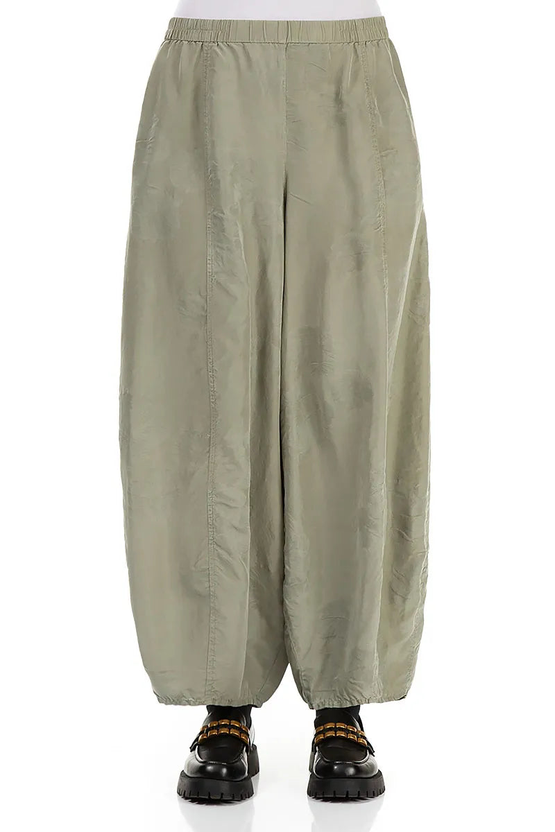 Weite Seidenhose mit Blumenmuster in Waldnebel-Optik