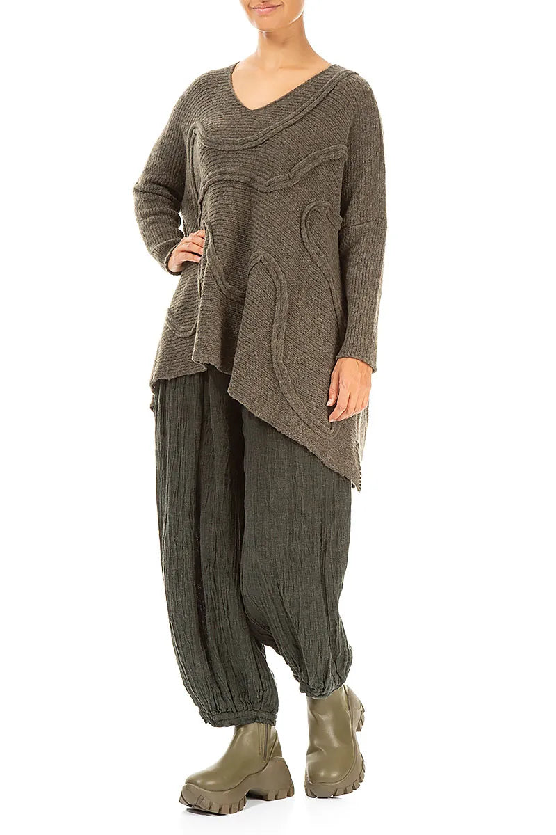 Khakifarbener Wollpullover mit breiter, wellenförmiger Naht