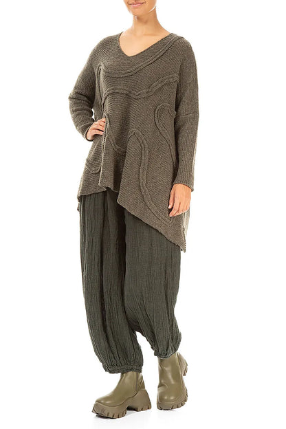 Khakifarbener Wollpullover mit breiter, wellenförmiger Naht