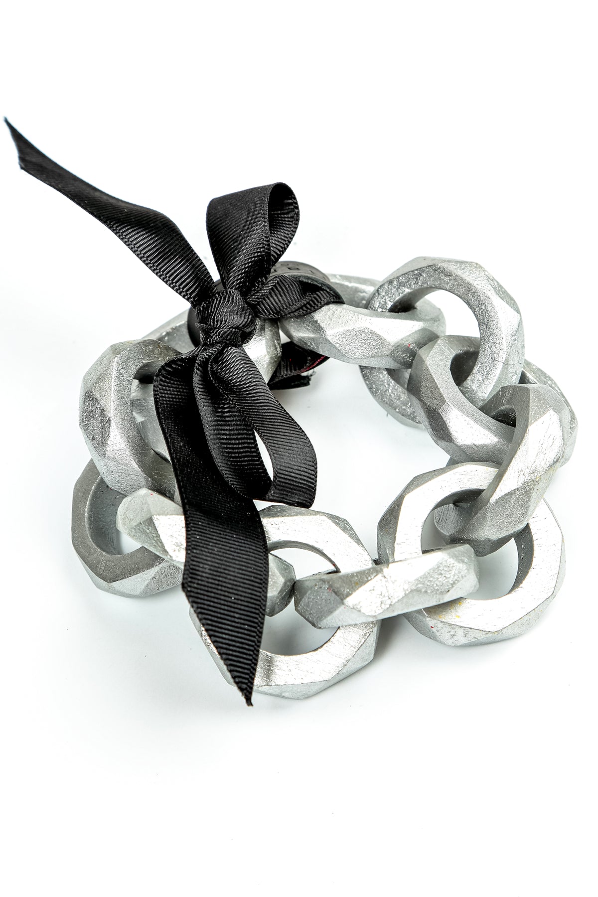 Bracelet en chaîne argentée à boucle en bois