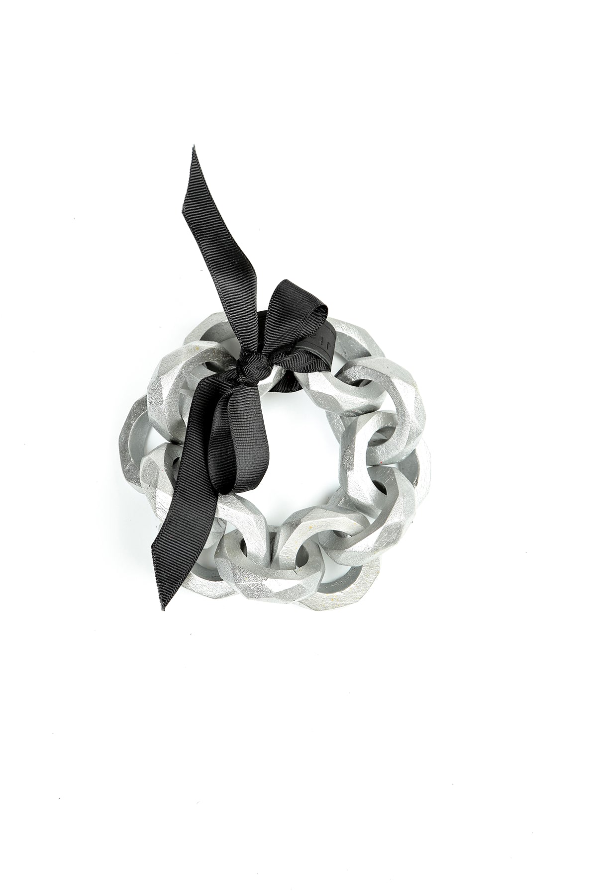 Bracelet en chaîne argentée à boucle en bois