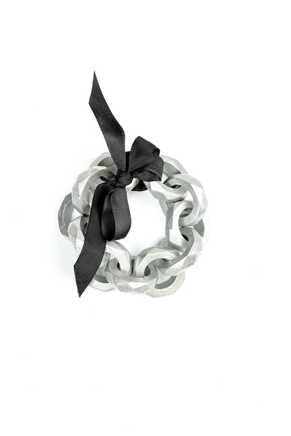 Bracelet en chaîne argentée à boucle en bois