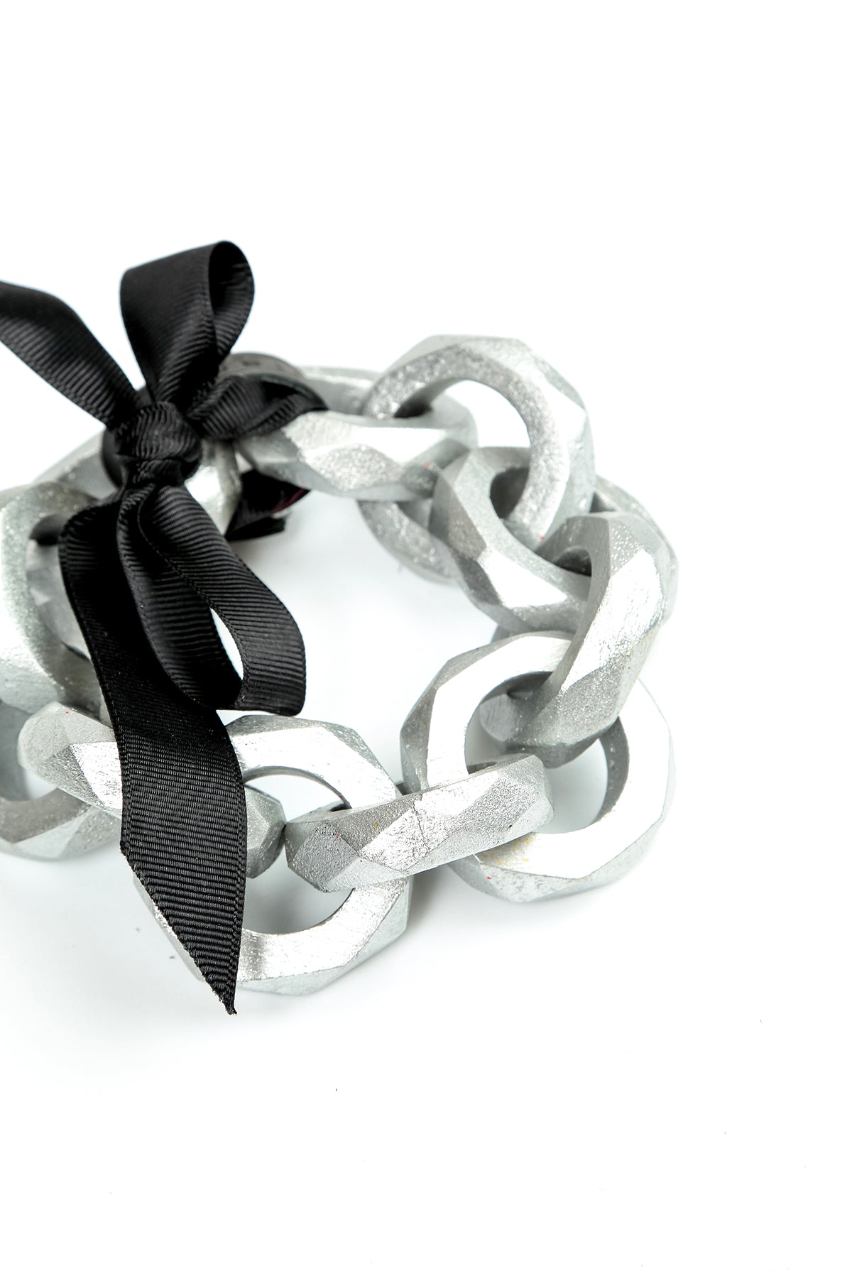 Bracelet en chaîne argentée à boucle en bois