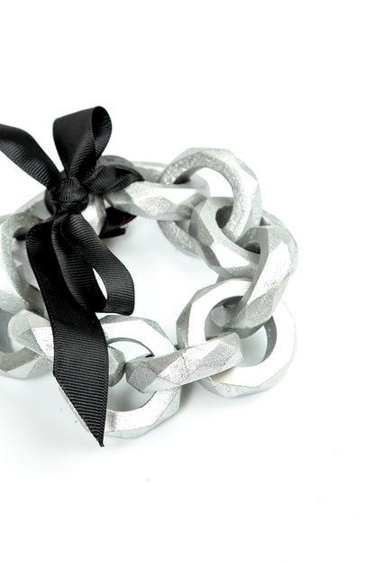 Bracelet en chaîne argentée à boucle en bois