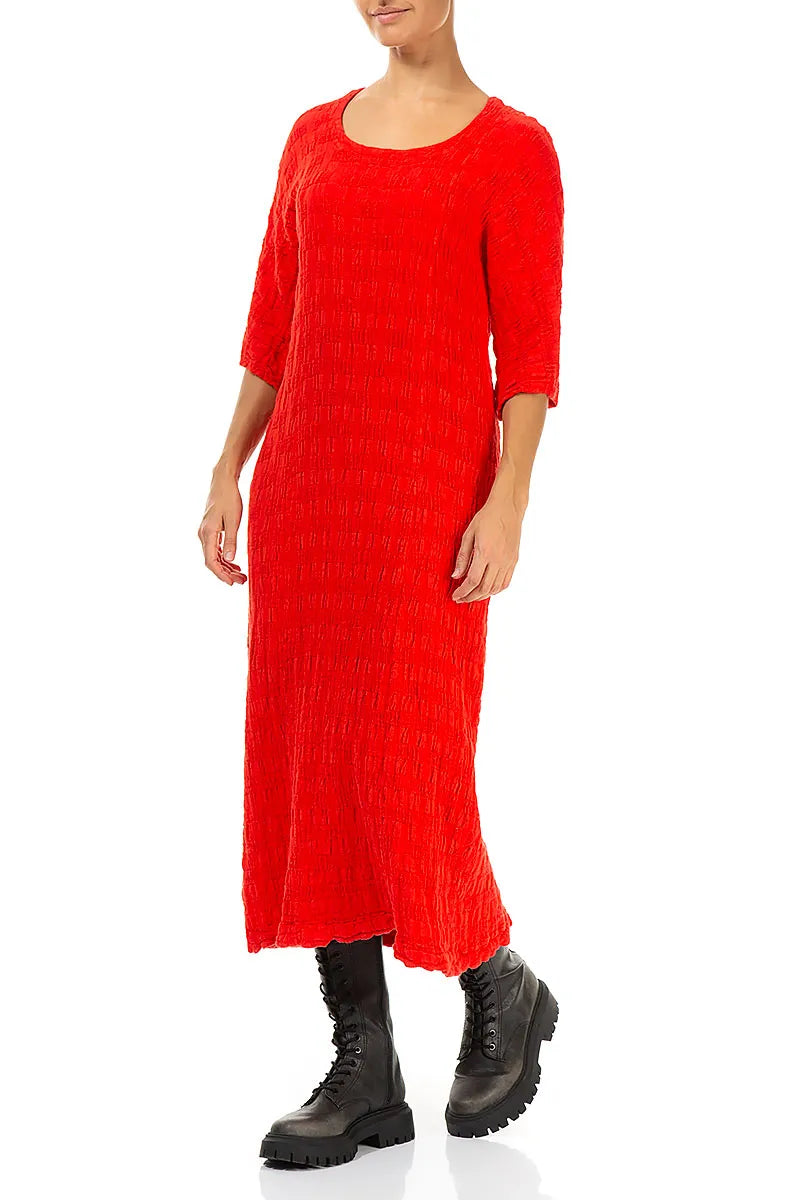 Gewebtes, leuchtend rotes Leinenkleid mit Struktur